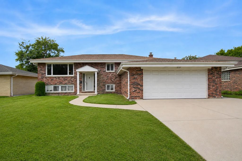562 N Plamondon Drive, Addison