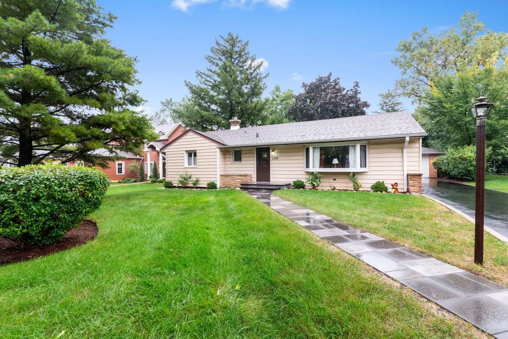 209 N Richmond Avenue, Clarendon Hills