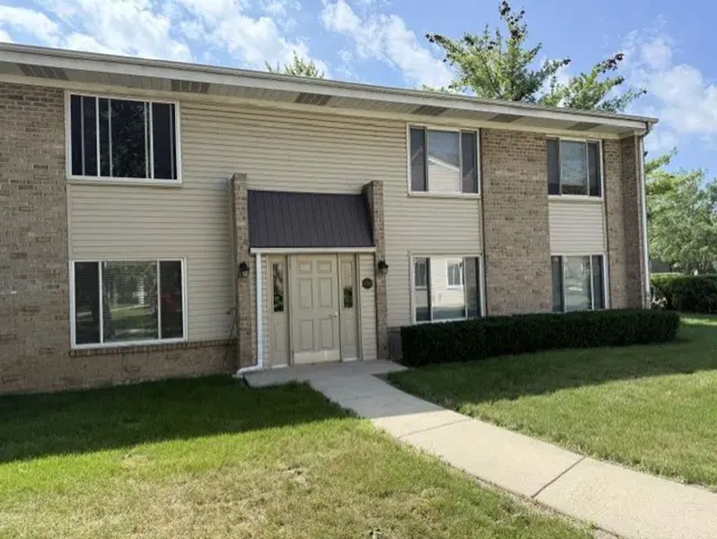 1755 Robin Lane C, Hoffman Estates