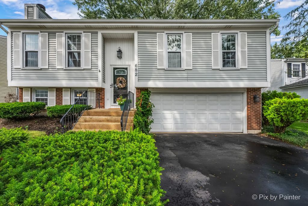 682 Shining Water Drive, Carol Stream