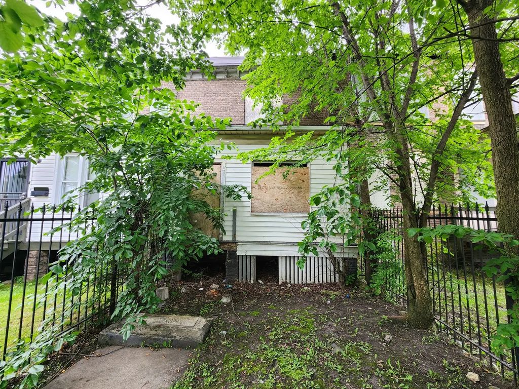 10525 S Corliss Avenue, Chicago, 60628