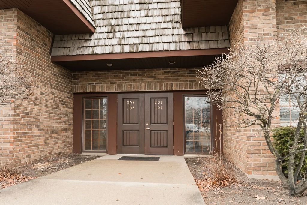 14047 W Petronella Drive 201, Libertyville