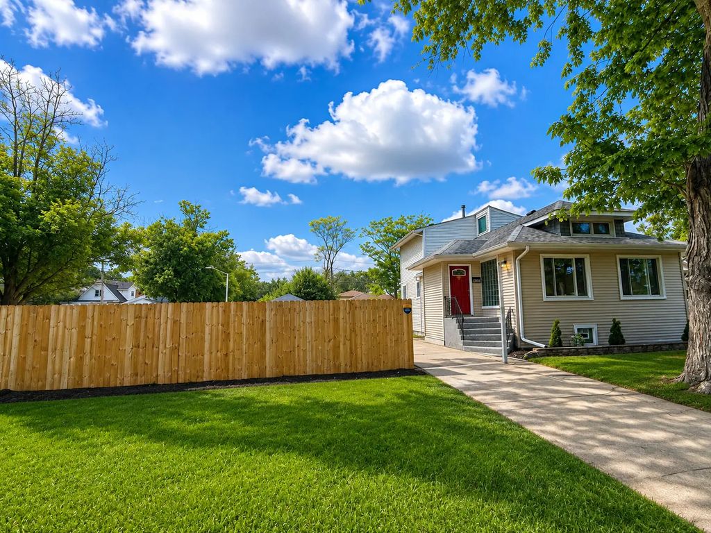 1936 S 17th Avenue, Maywood