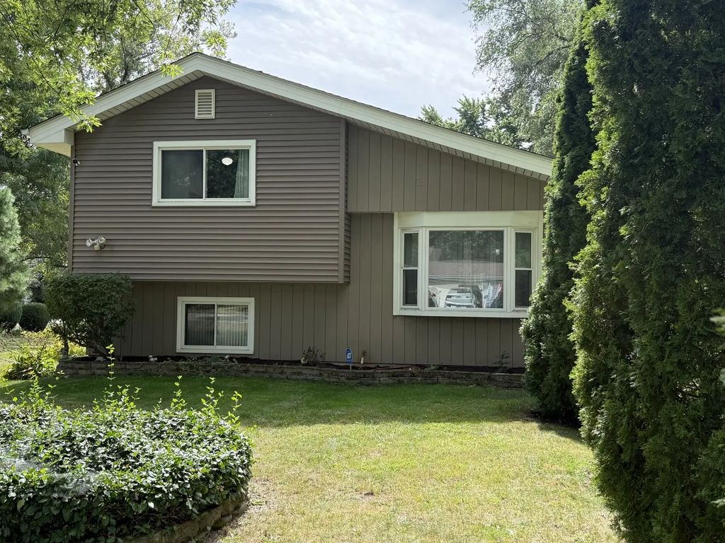 29w313 Ray Avenue, West Chicago
