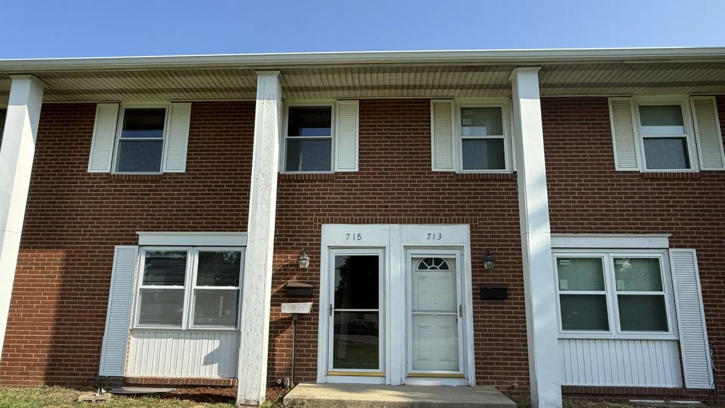 715 Old Indian Trail Road, Aurora
