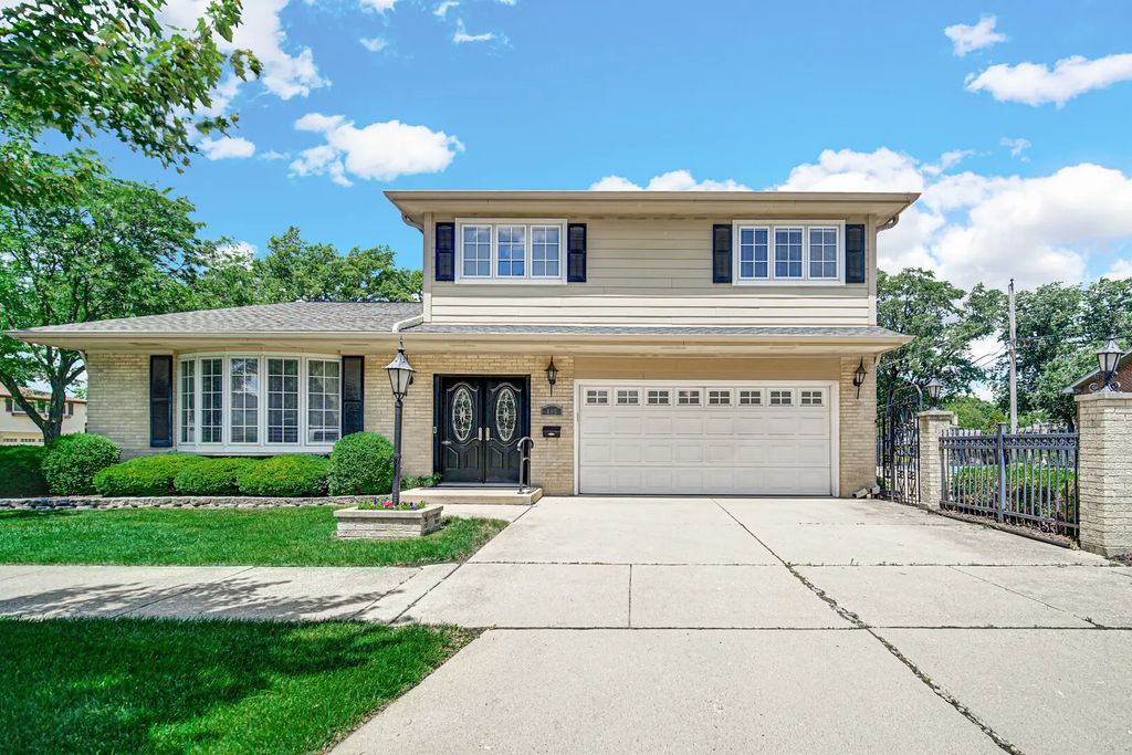 495 E Park Manor Court, Elmhurst