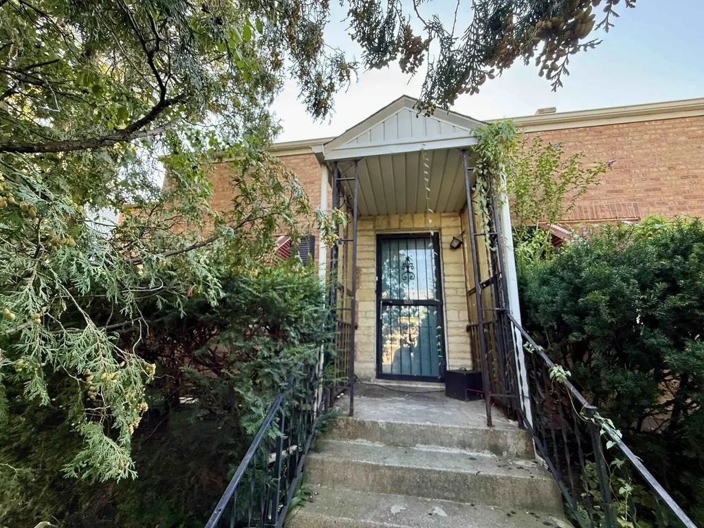 8830 Sayre Avenue, Morton Grove