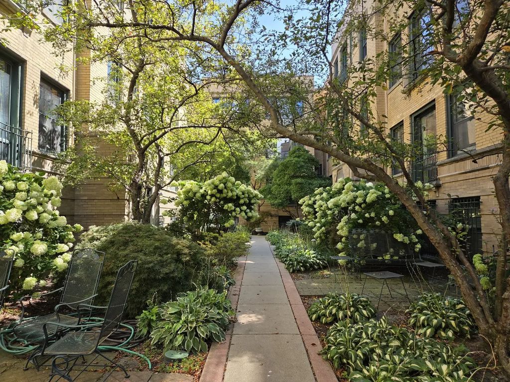 7031.5 N Sheridan Road 2n, Chicago