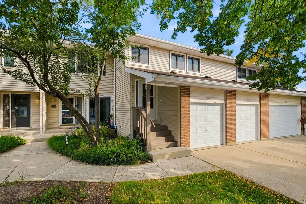 1056 N Pine Tree Circle, Buffalo Grove