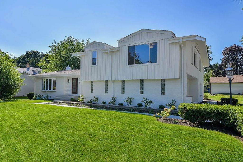 1106 North Path Drive, Wheaton