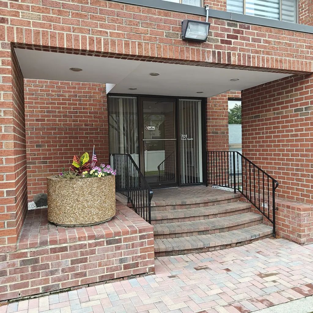 701 Forum Square 106, Glenview, 60025