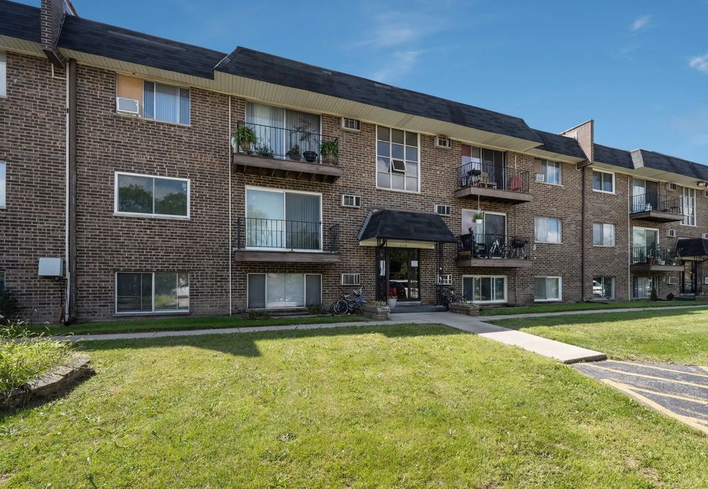 215 S Hale Street 9b, Addison