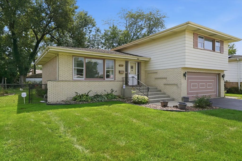 737 E 170th Place, South Holland