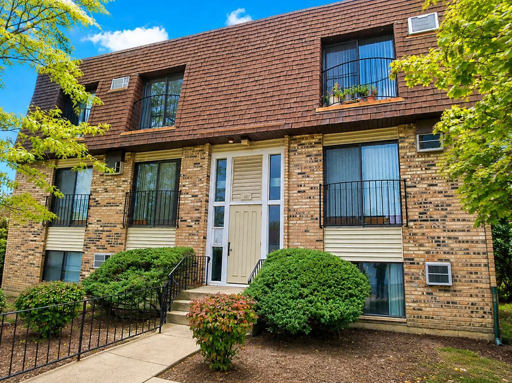 181 N Waters Edge Drive 202, Glendale Heights