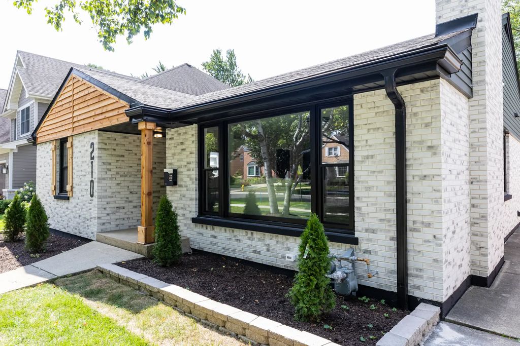 210 S Wa Pella Avenue, Mount Prospect