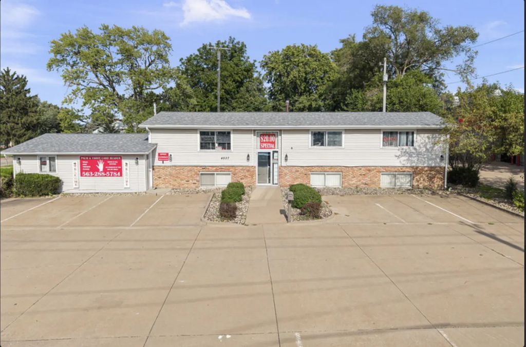 4537 N Brady Street, Davenport
