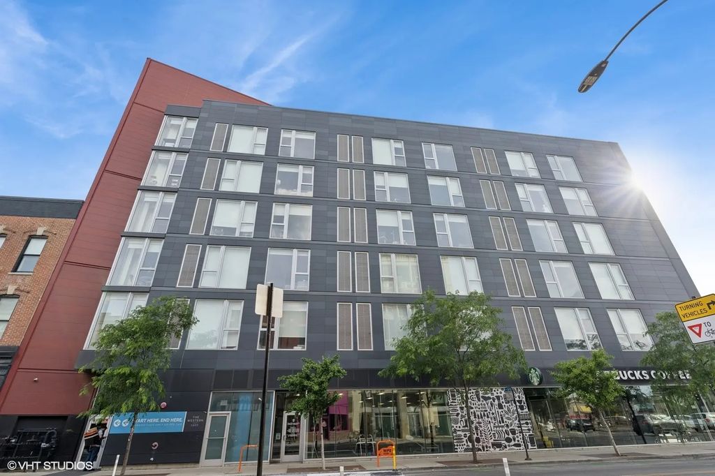 1920 N Milwaukee Avenue 205, Chicago, 60647