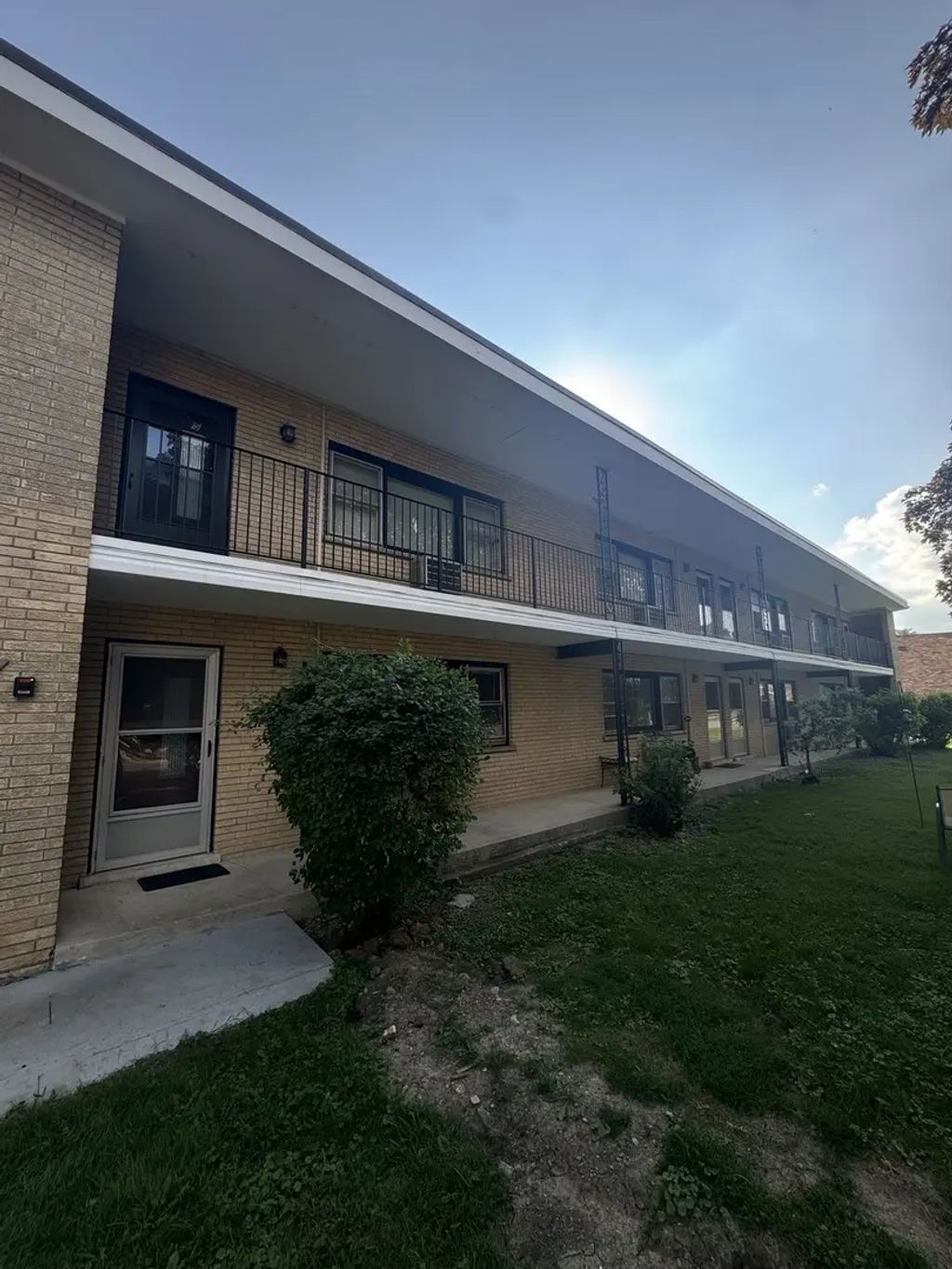 581 Burlington Avenue 8, Clarendon Hills