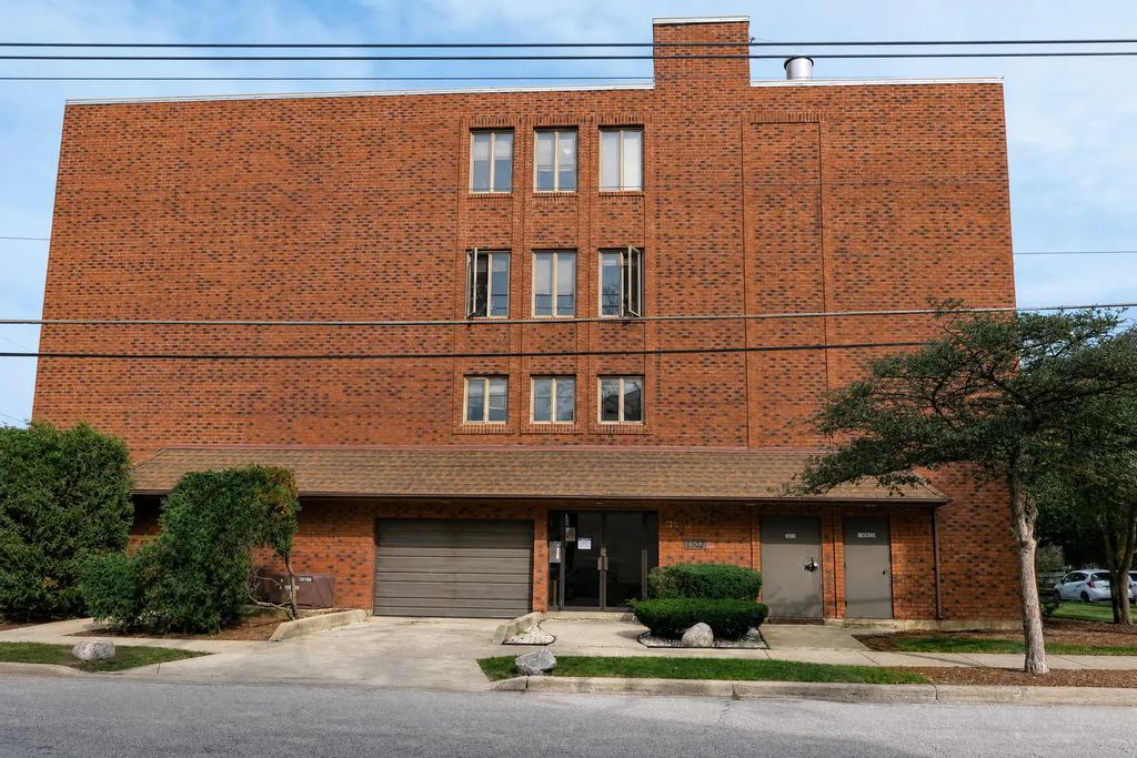 1302 E Washington Street B1, Des Plaines
