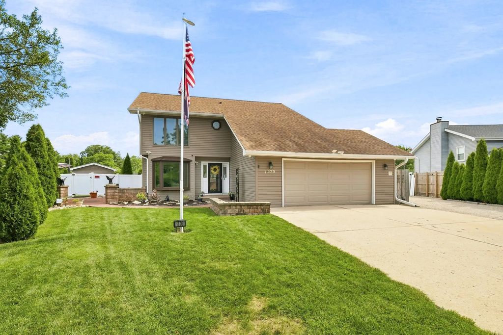 1109 Home Court, Shorewood