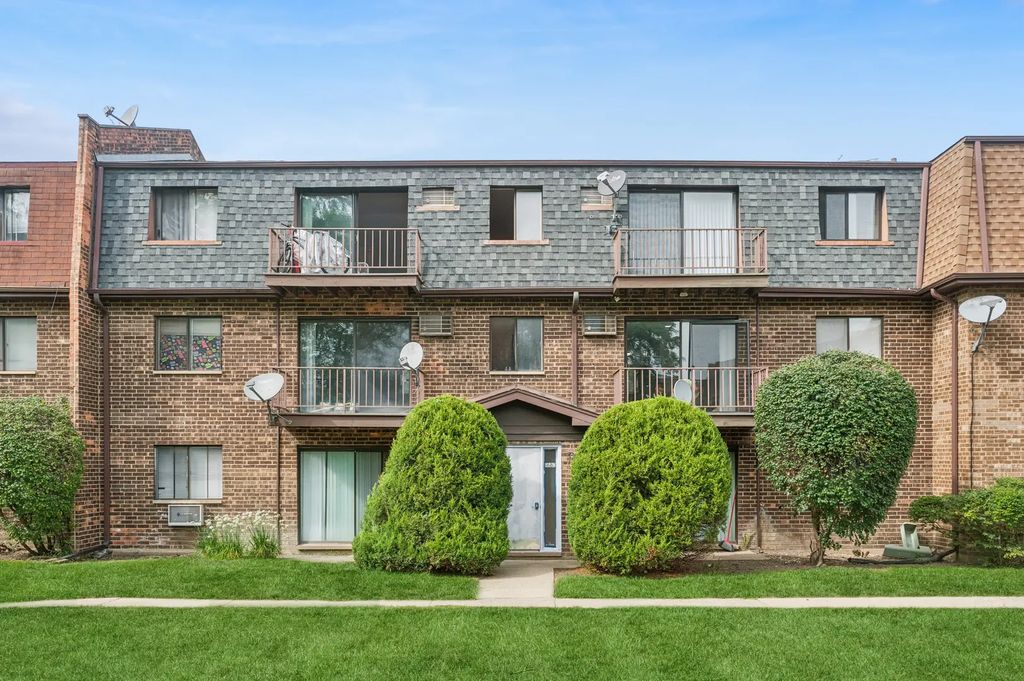 3683 Salem Walk, Northbrook