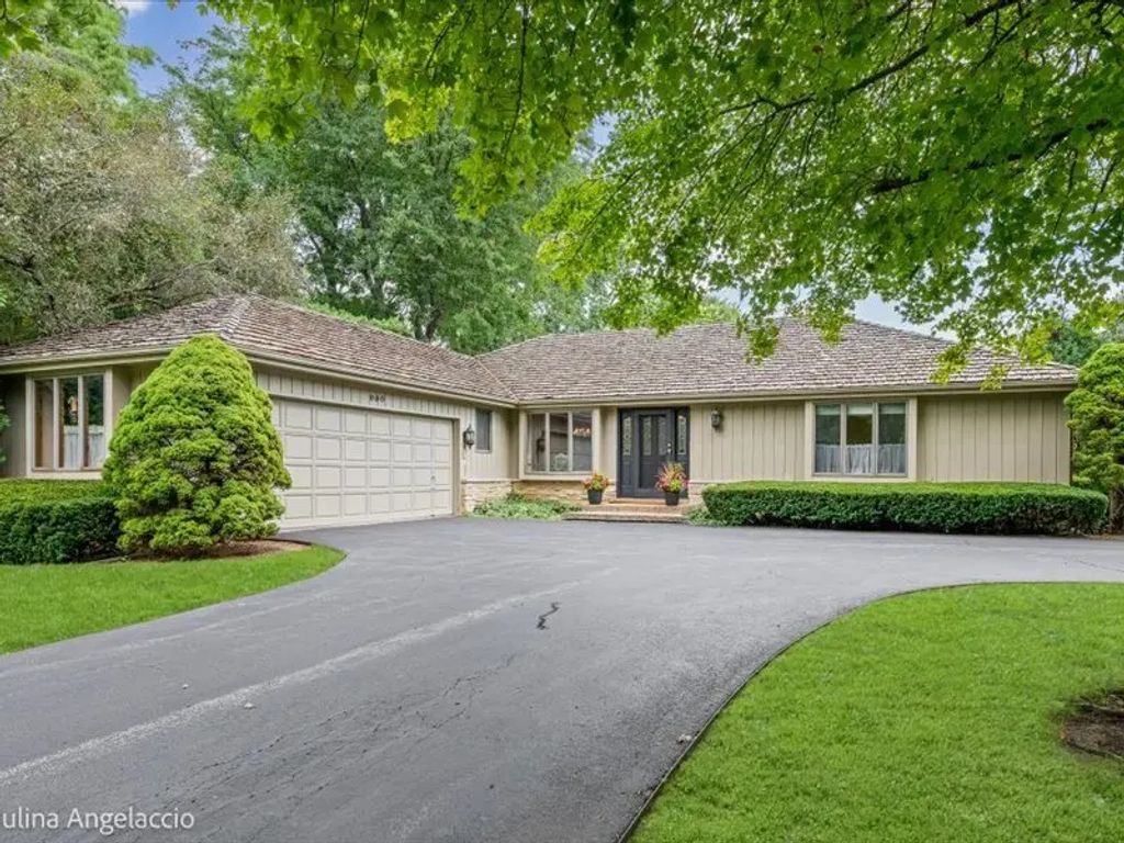 990 Burridge Court, Libertyville