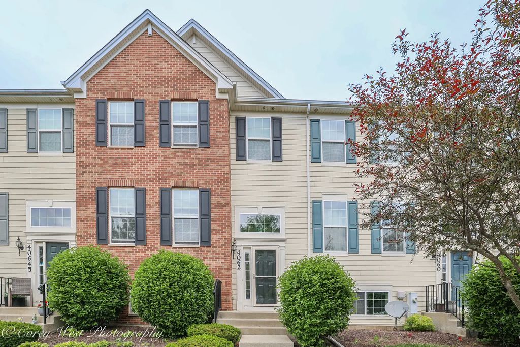 4062 Pompton Avenue, Elgin