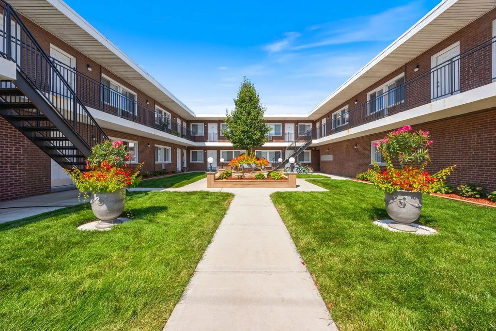 7834 95th Street 2h, Hickory Hills