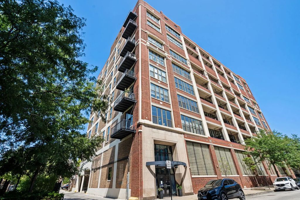 320 E 21st Street 808, Chicago