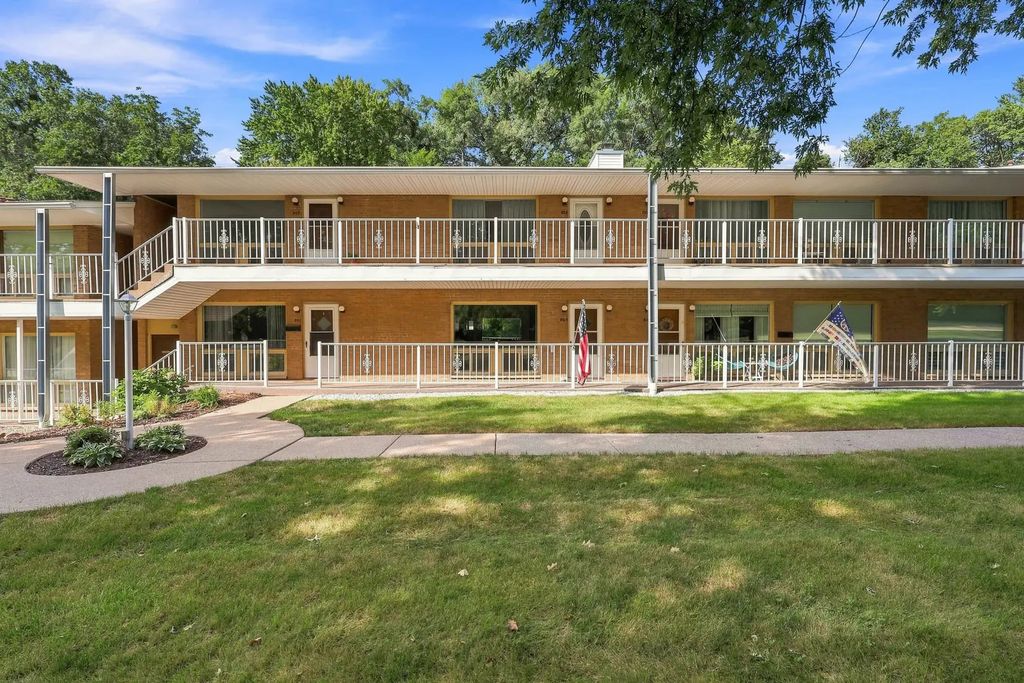 1104 Kimberly Road 803, Bettendorf