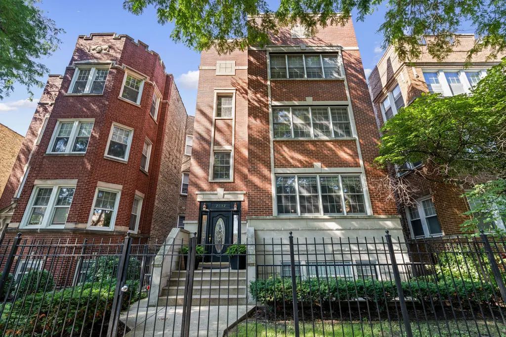 2032 W Farragut Avenue 2, Chicago, 60625