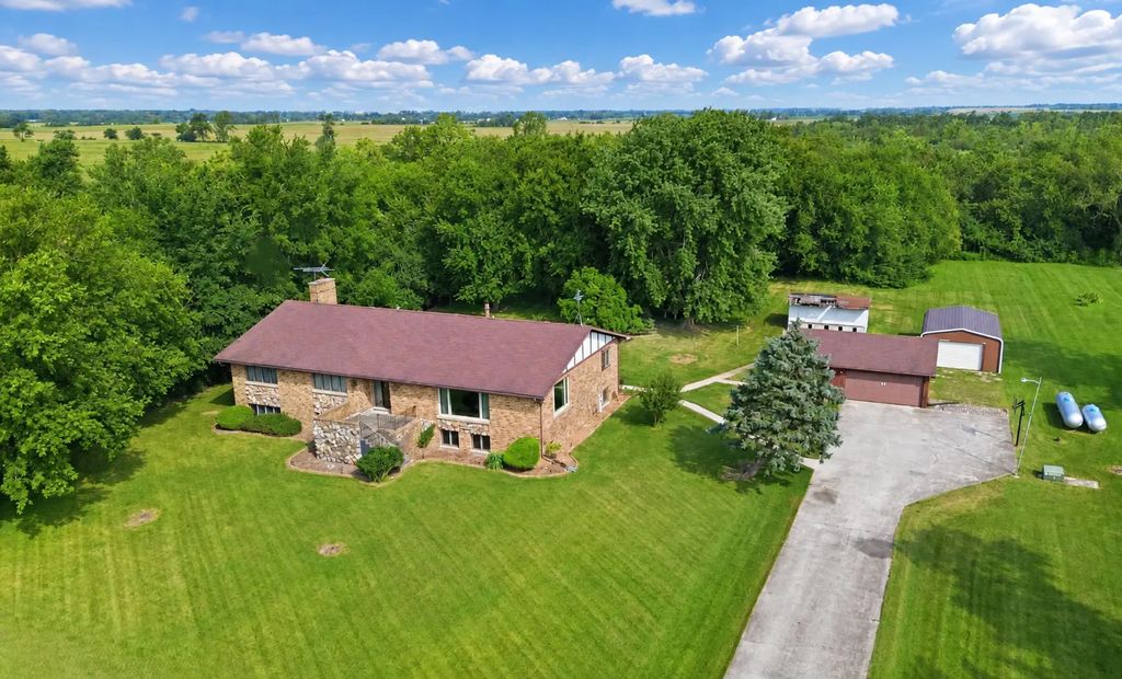 1128 W Church Road, Beecher