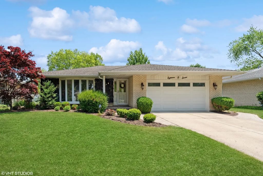 1807 N Larch Drive, Mount Prospect