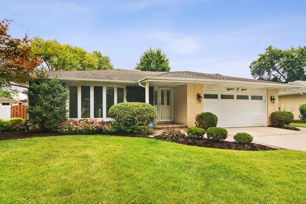 1807 N Larch Drive, Mount Prospect