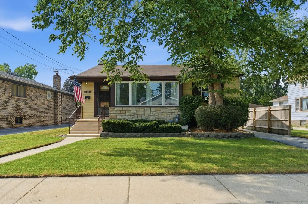 17946 Hickory Street, Lansing