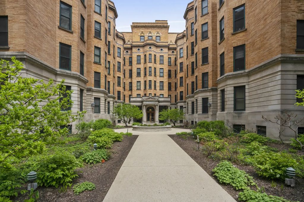 550 W Surf Street 512, Chicago