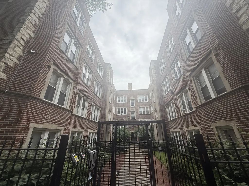 7346 N Damen Avenue 2, Chicago