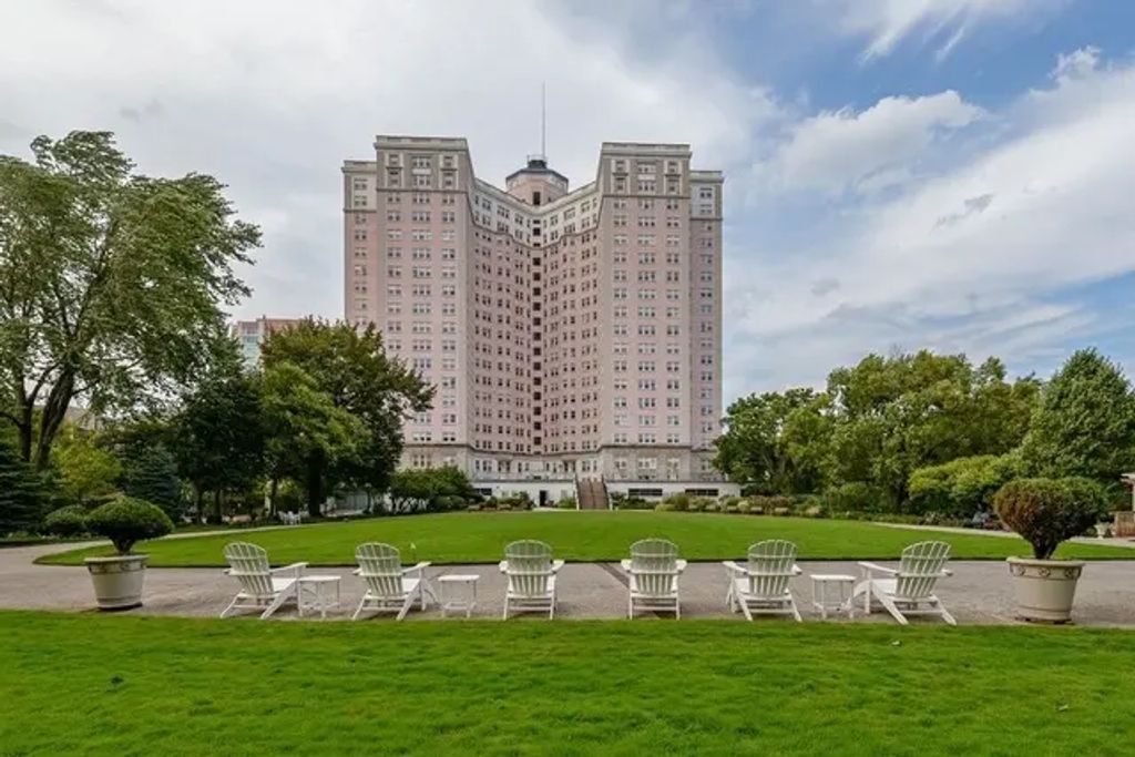 5555 N Sheridan Road 1811, Chicago, 60640