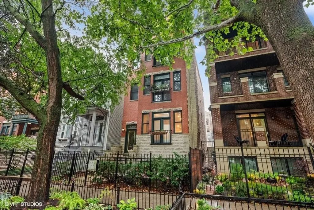 857 W Roscoe Street 2, Chicago