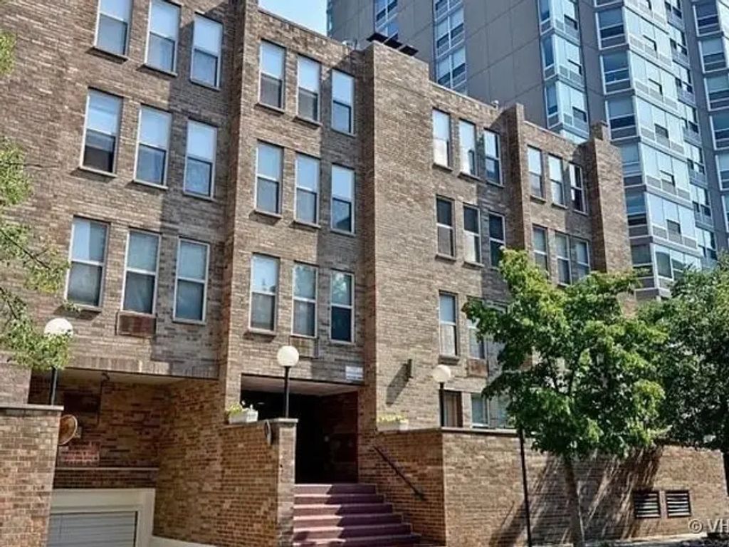 744 W Gordon Terrace 105, Chicago