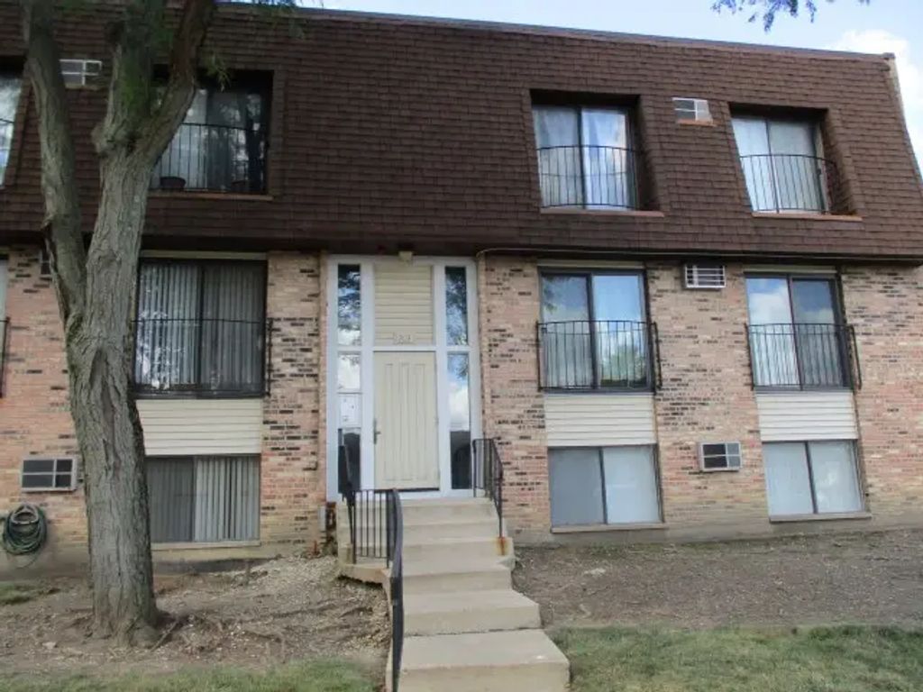 203 N Waters Edge Drive 202, Glendale Heights