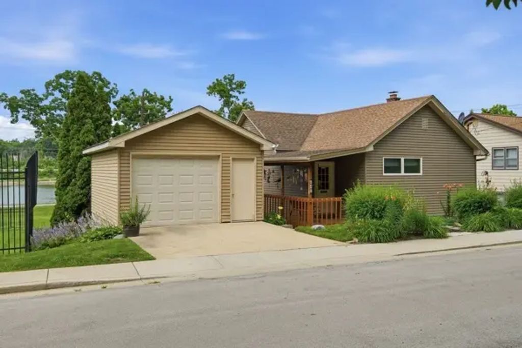 642 Wellington Avenue, Elgin