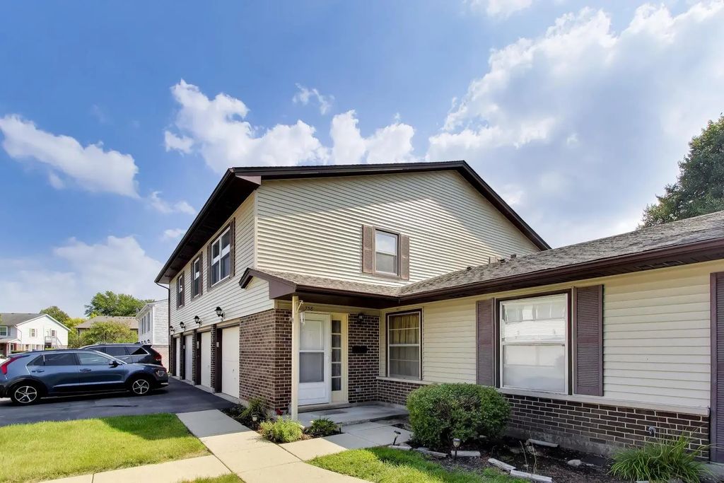 758 Moore Drive 758, Elk Grove Village