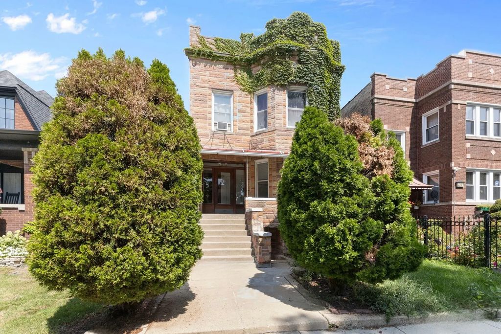 4018 W Oakdale Avenue, Chicago