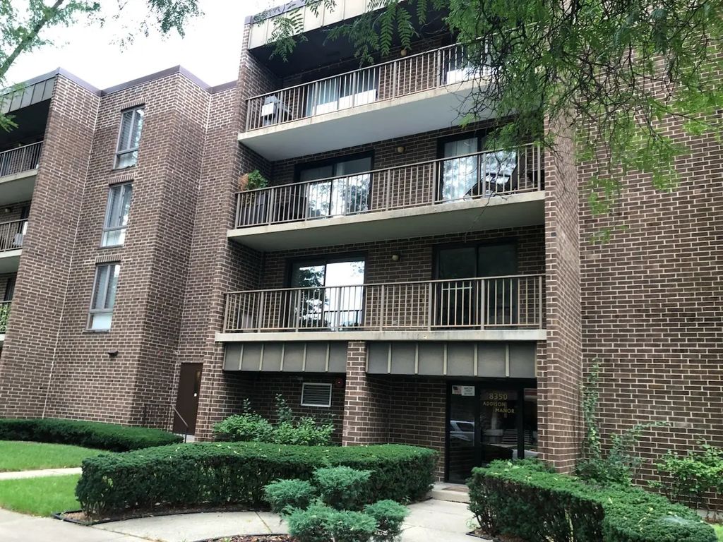 8350 W Addison Street 202, Chicago, 60634
