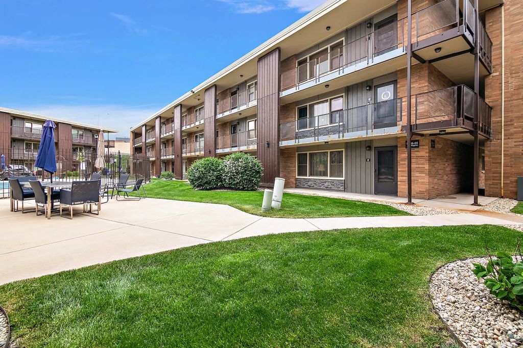 9608 W Higgins Road 2c, Rosemont