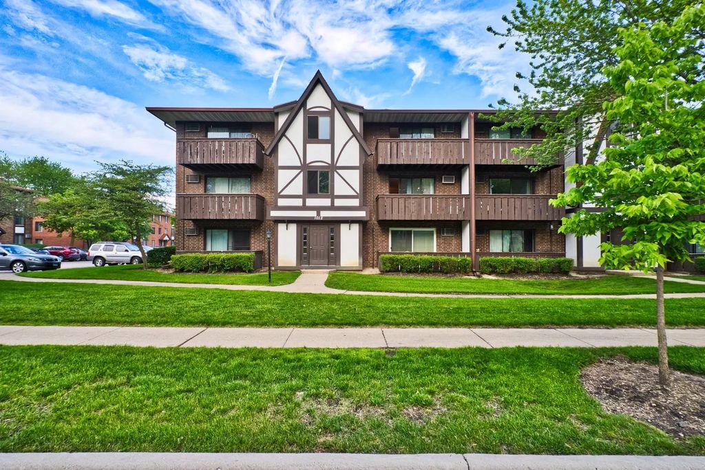 1012 Centurion Lane 8, Vernon Hills