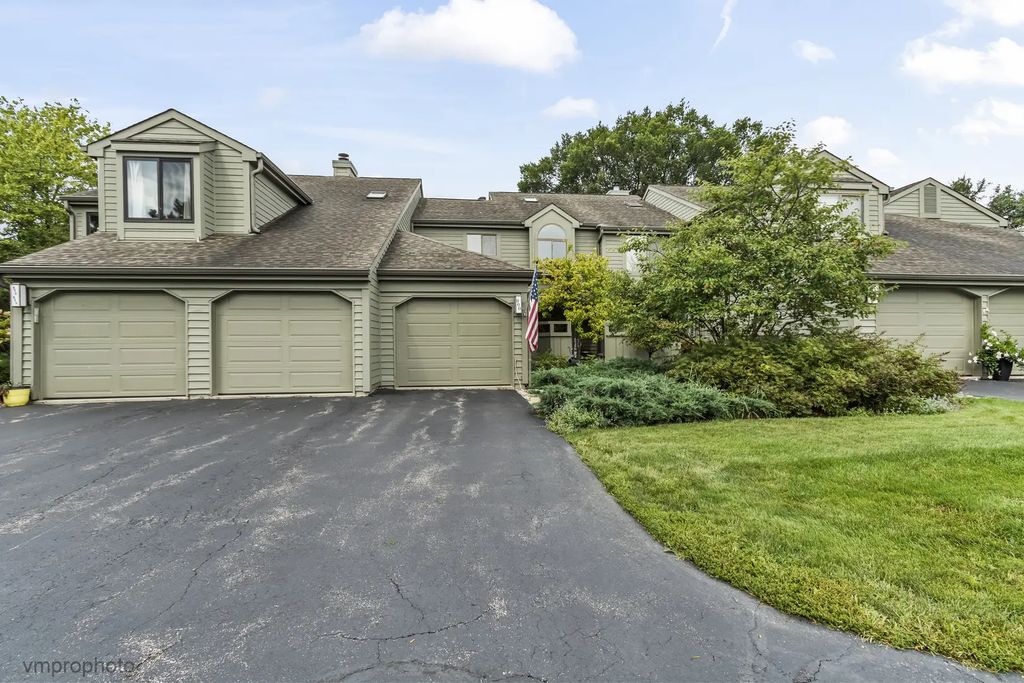 900 Shoreline Road, Lake Barrington, 60010