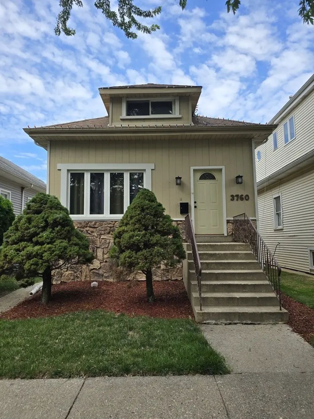 3760 N Osceola Avenue, Chicago