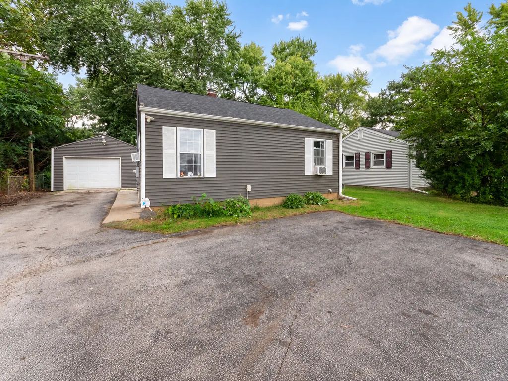 9s836 State Route 47, Sugar Grove